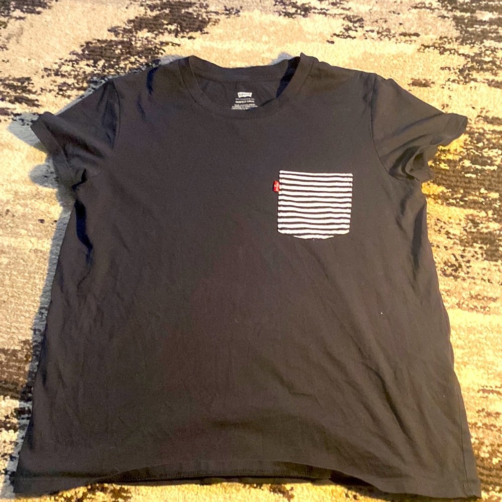 Levi’s. Perfect crew T shirt. Size medium